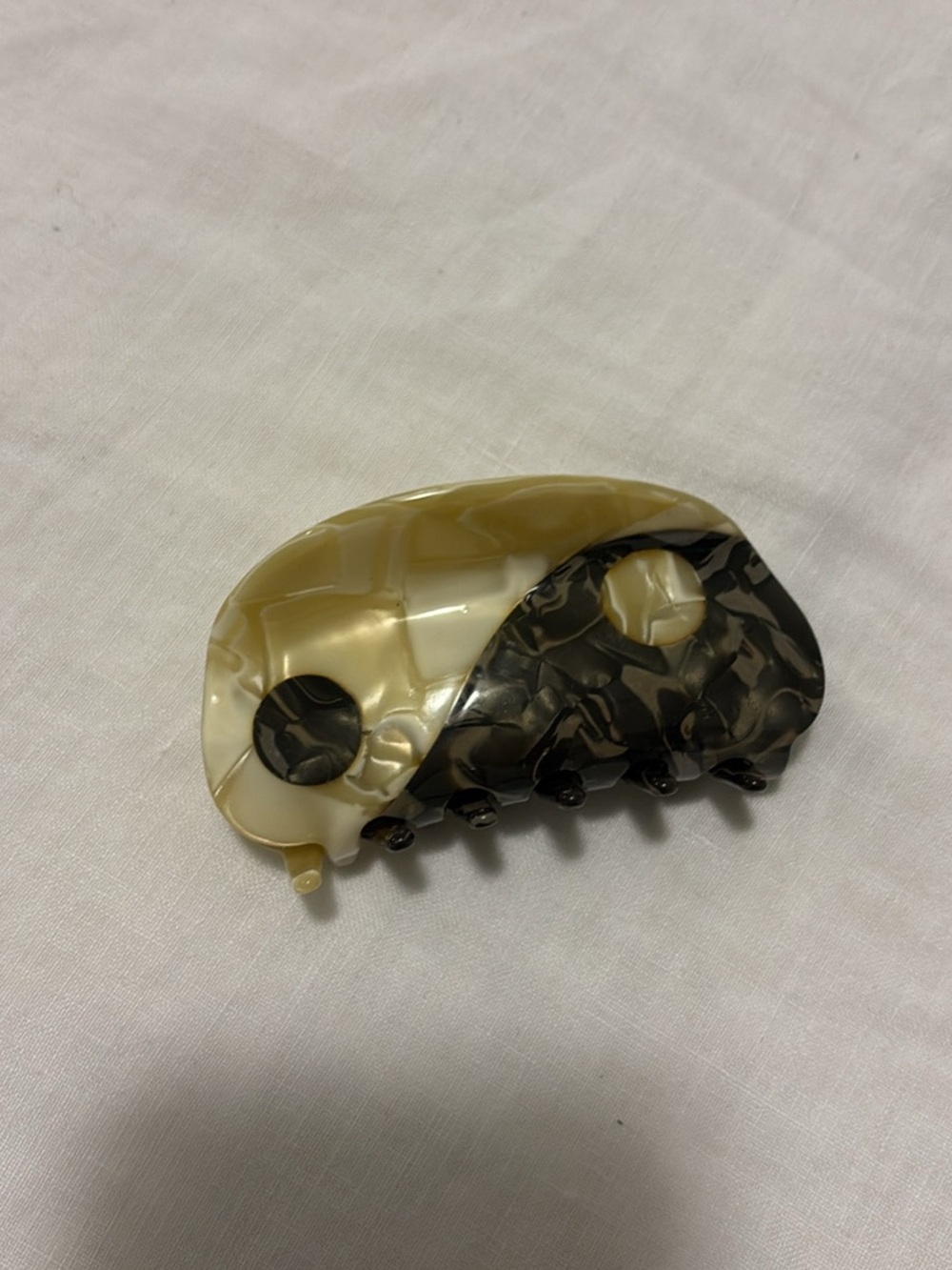 Marbled Yin Yang Hair Claw Clip - Cream and Black